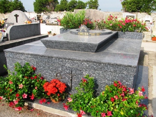 Tombe d'Armand Gruss (1974-1994) à Sérignan-du-Comtat (84)
