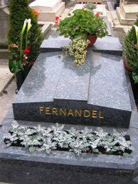 La tombe de Fernandel au cimetière de Passy.